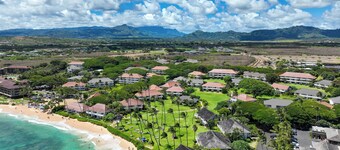 Newly remodeled with AC, gorgeous ground floor condo 87, 3 min walk to beach