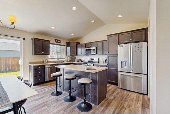 Fridge, microwave, oven, stovetop - Bridger View Retreat | House in Belgrade with enclosed backyard, patio, & grill (Belgrade)