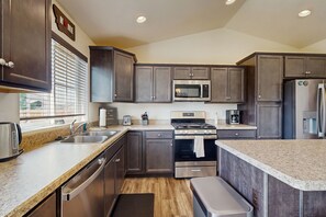 Fridge, microwave, oven, stovetop - Bridger View Retreat | House in Belgrade with enclosed backyard, patio, & grill (Belgrade)