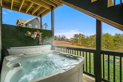 Dollywood Luxury Smoky Mtn Pool Cabin, Amazing view, Hot tub,Arcade, Pets ok