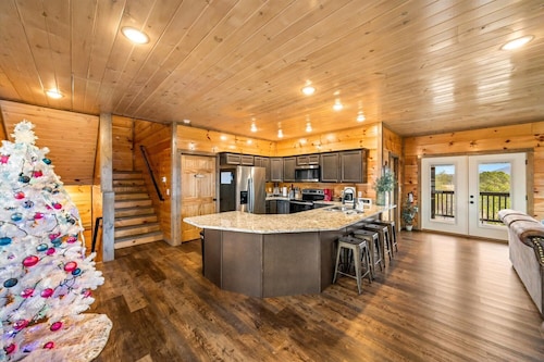 Dollywood Luxury Smoky Mtn Pool Cabin, Amazing view, Hot tub,Arcade, Pets ok