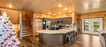 Dollywood Luxury Smoky Mtn Pool Cabin, Amazing view, Hot tub,Arcade, Pets ok