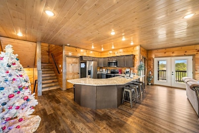 Dollywood Luxury Smoky Mtn Pool Cabin, Amazing view, Hot tub,Arcade, Pets ok
