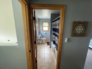 Baignoire à jets, sèche-cheveux, serviettes fournies, savon