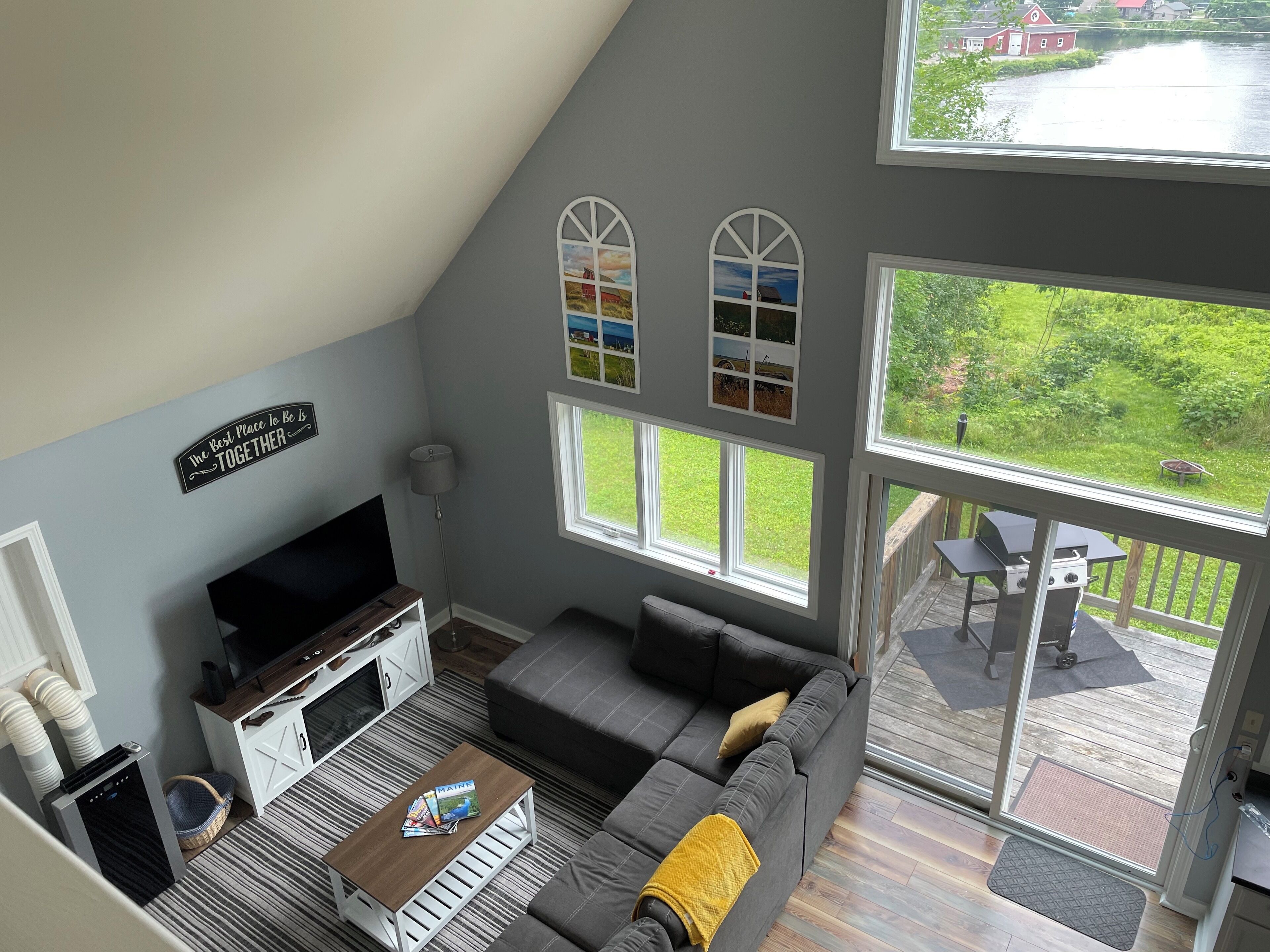 Una Smart TV, una chimenea