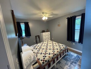 3 bedrooms, free WiFi, bed sheets - Leonard Lake House Get Away (Ellsworth)