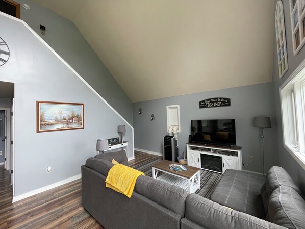 Smart TV, fireplace - Leonard Lake House Get Away (Ellsworth)