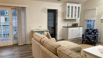 Smart-TV, DVD-Player, Tischfußball, Tischtennisplatte