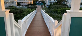 BEAUTIFULLY DECORATED ~ CLOSE TO THE BEACH ~ 5 BEDROOM/4 BATH