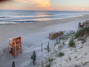 Tæt på stranden, liggestole, badehåndklæder