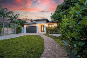 Exterior - Villa Caicos | Outdoor Kitchen | Fire Pit | Pool (Hollywood)