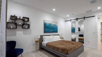 4 bedrooms, desk, iron/ironing board, travel crib