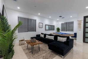 Smart TV, offices - Villa Caicos | Outdoor Kitchen | Fire Pit | Pool (Hollywood)