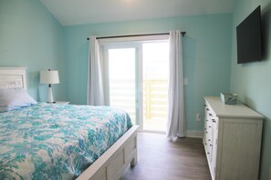 3 bedrooms, iron/ironing board, travel crib, free WiFi - "Seas the Day", located in the heart of beautiful Corolla, Outer Banks of NC (Corolla)