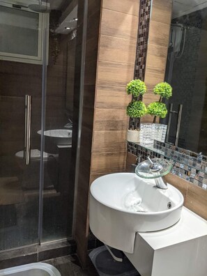 Shower, bidet, towels