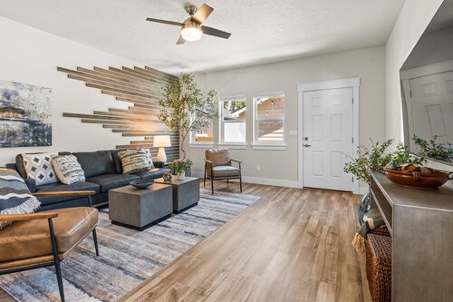 Brand New Dog-Friendly Getaway! Perfectly Positioned for Boise Adventures! Walk to Grocery & More!