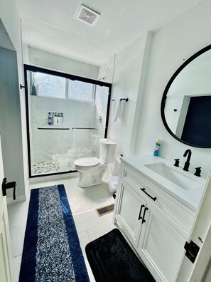Douche, sĂšche-cheveux, bidet, serviettes fournies