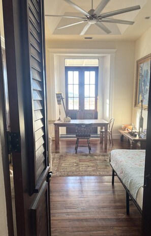 4 bedrooms, desk, WiFi, bed sheets