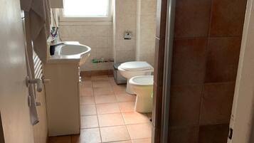 Haartrockner, Bidet, Handtücher, Seife