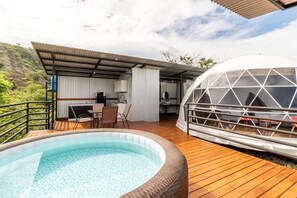 Bungalow | Bathtub spa outdoor