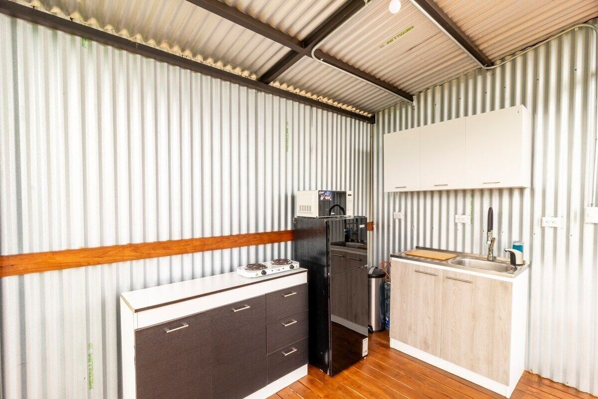 Bungalow | Private kitchen | Microwave, toaster, blender, cleaning supplies