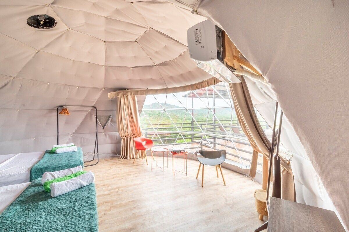 Bungalow | Camas con pillow-top y caja de seguridad en la habitación 