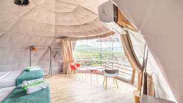 Bungalow | Camas con pillow-top y caja de seguridad en la habitación