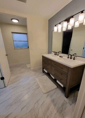 Douche, sèche-cheveux, serviettes fournies, savon