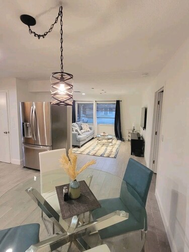 Stunning Spacious Unit w/ Full Kitchen