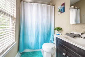 Hårføner, håndklær, såpe og toalettpapir