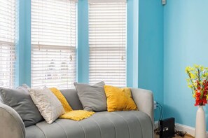Smart TV - Vibrant and Comfy Home in Annapolis (Annapolis)