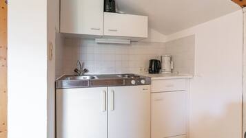 Een koelkast, een kookplaat, een koffiezetapparaat/waterkoker