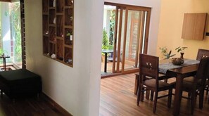 Dining - Cozy Glass Villa home. Five minutes walk to the happening Varkala cliff (Varkala)