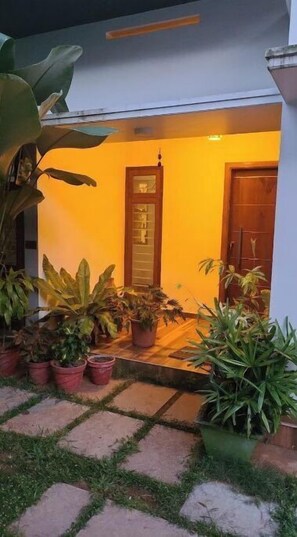 Exterior detail - Cozy Glass Villa home. Five minutes walk to the happening Varkala cliff (Varkala)
