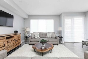 Una televisión, una oficina