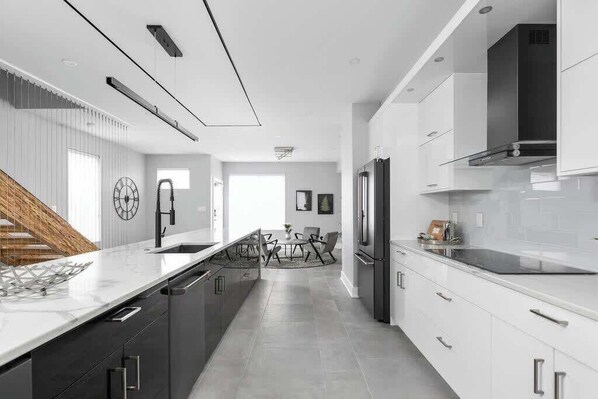 Frigorífico, microondas, horno y placa de cocina