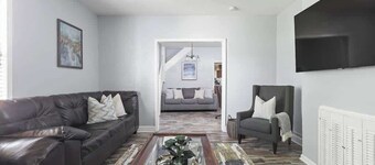 Renovated 3BR | Sleeps 6 | Amazing Location