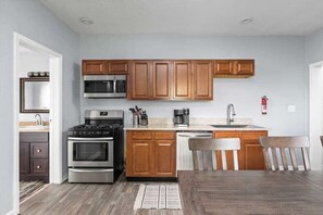 ثلاجة، ميكروويف، فرن، موقد طهي مسطح