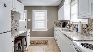 Coffee/tea maker, fridge, microwave, oven - The Germantown Gem | 4BR | Ideal Location | Patio (Louisville)