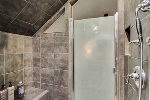 Badewanne, Haartrockner, Handtücher, Shampoo