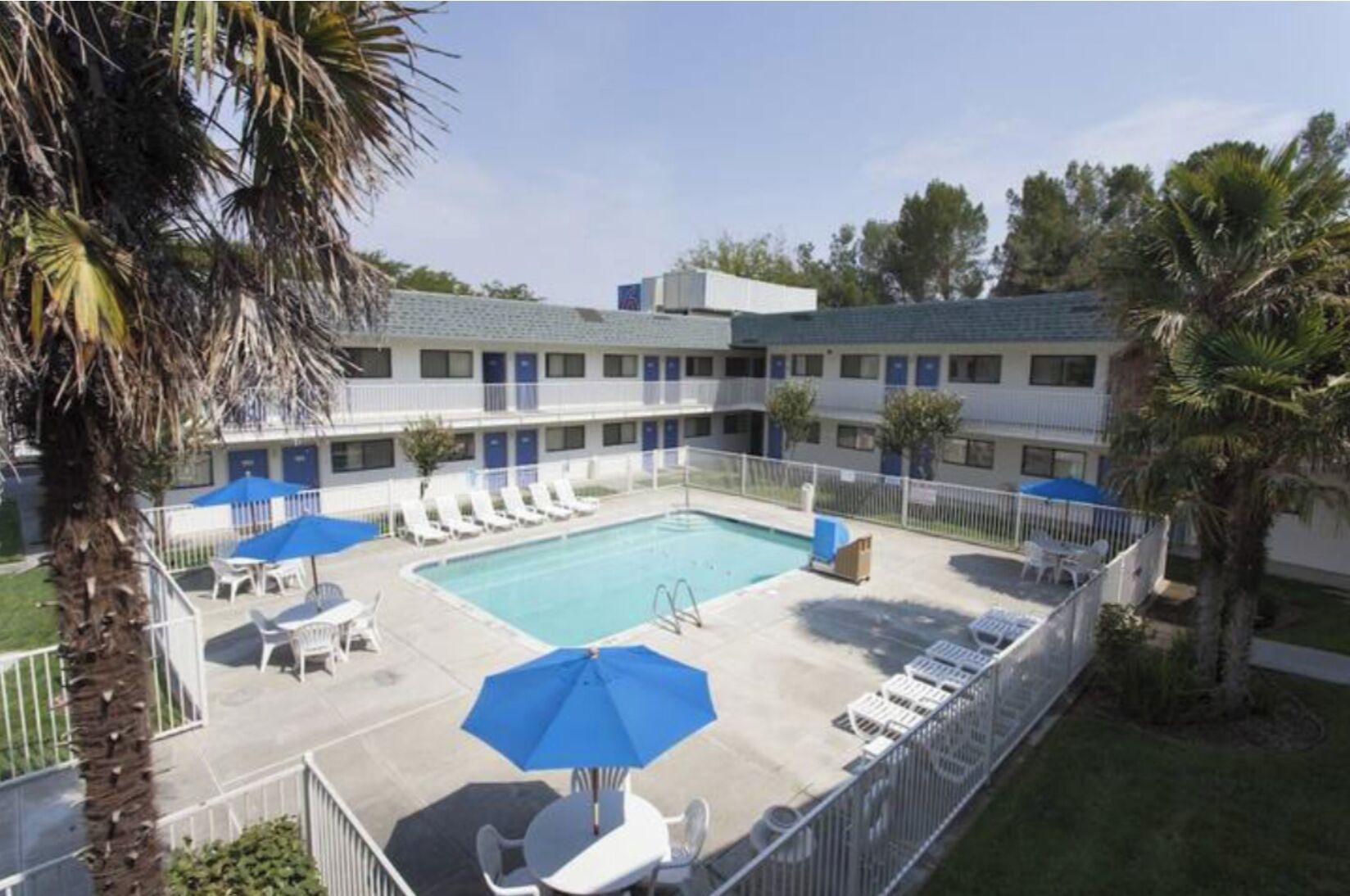 Davis- Private one-bedroom with pool