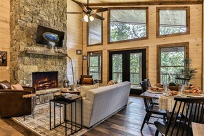 Una Smart TV, una chimenea