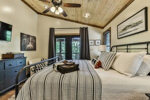 3 bedrooms, iron/ironing board, free WiFi, bed sheets - Starry Night Lodge | Morganton, GA (Morganton)