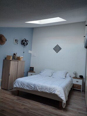 1 slaapkamer, een strijkplank/strijkijzer