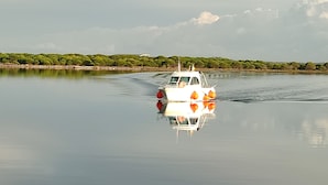 A calm lake with a boat in the center. - Pavillon Pour 4 Personnes au Bord de L'eau (Leucate)