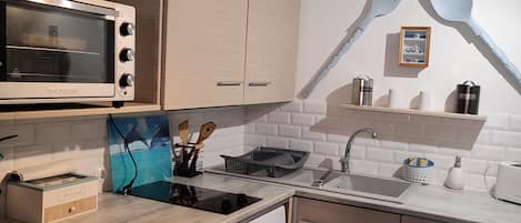 Micro-ondes, four, plaque de cuisson, cafetiĂšre/bouilloire