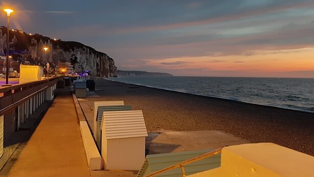 A coastal walkway with benches and street lamps, overlooking the sea and a cliff. - Villa spacieuse à Dieppe, 3 chambres, 3 salle de bains, jardin fleuri (Dieppe)