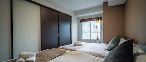 2 habitaciones, escritorio, tabla de planchar con plancha y wifi gratis