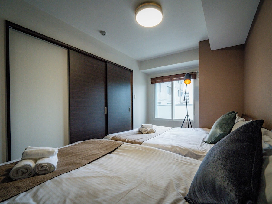 2 habitaciones, escritorio, tabla de planchar con plancha y wifi gratis