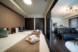 2 habitaciones, escritorio, tabla de planchar con plancha y wifi gratis 